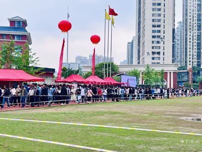 江漢區中招咨詢會舉行家長紛紛趕來&ldquo;問招&rdquo;